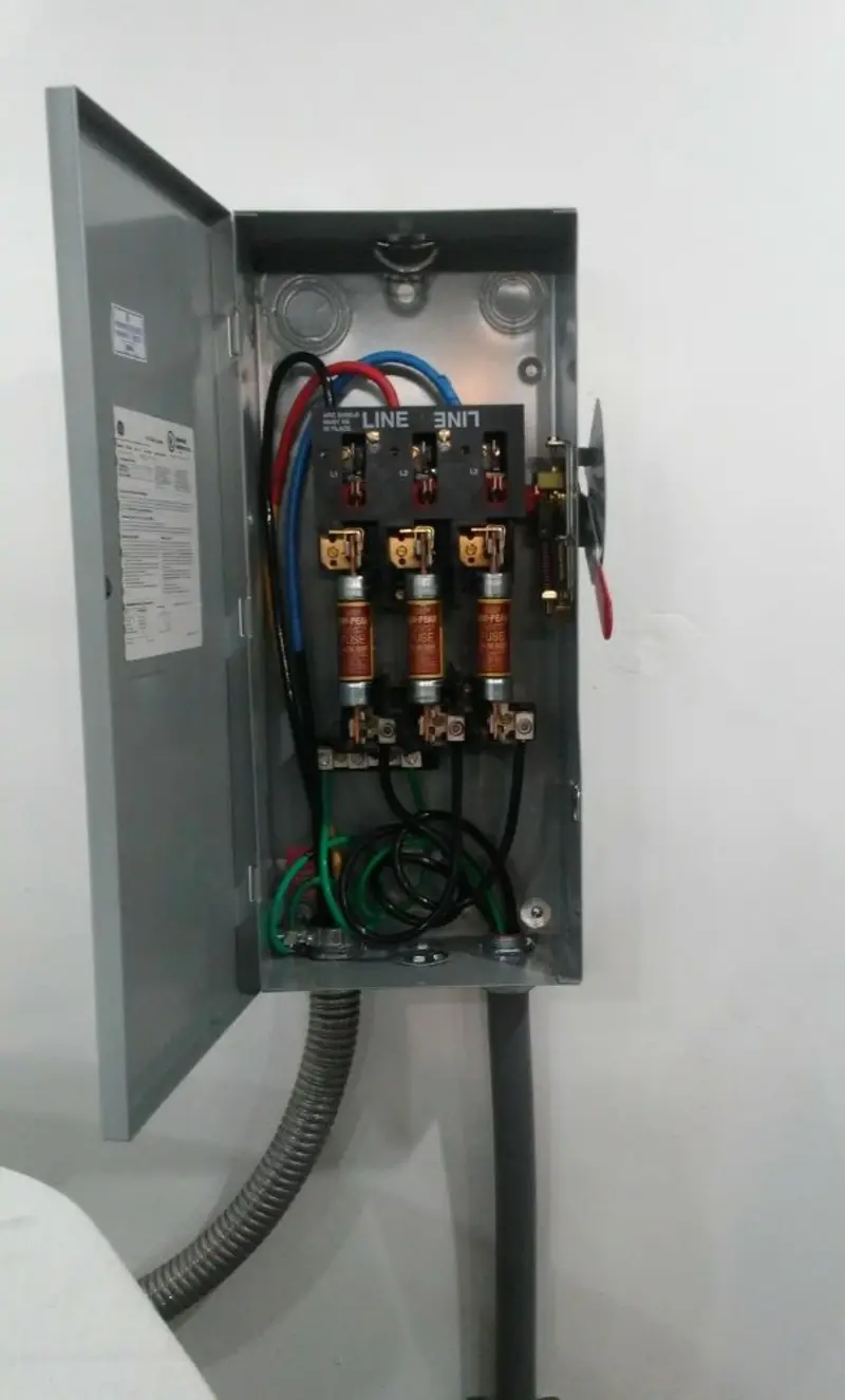 Three-phase disconnect switch installed for Smoke Detector Installation in Clute